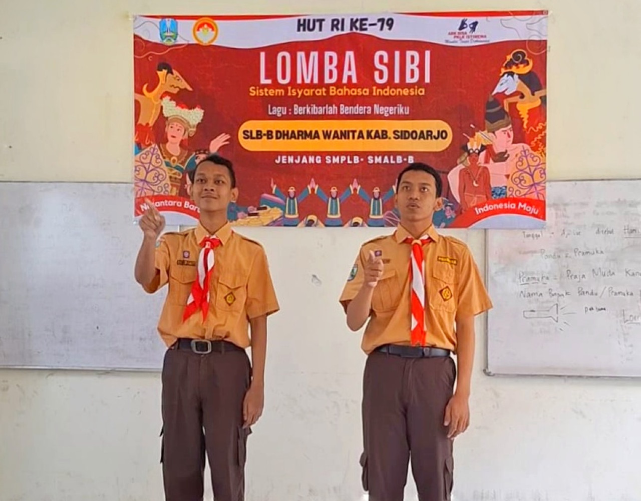 Para siswa tunarungu SLB-B Dharma Wanita Sidoarjo saat mengikuti lomba cover lagu isyarat SIBI.