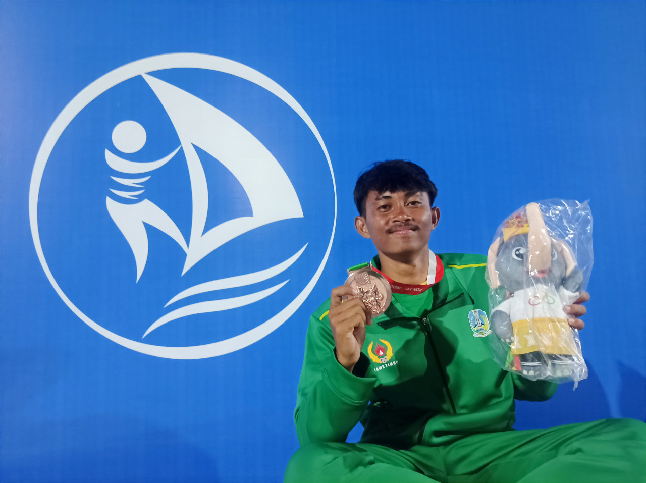 Atlet selancar angin Jatim putra, Viko Wijanarko yang turun di nomor Techno 293 plus hanya meraih medali perunggu. (Foto: Sahlul Fahmi/jatimnow.com)