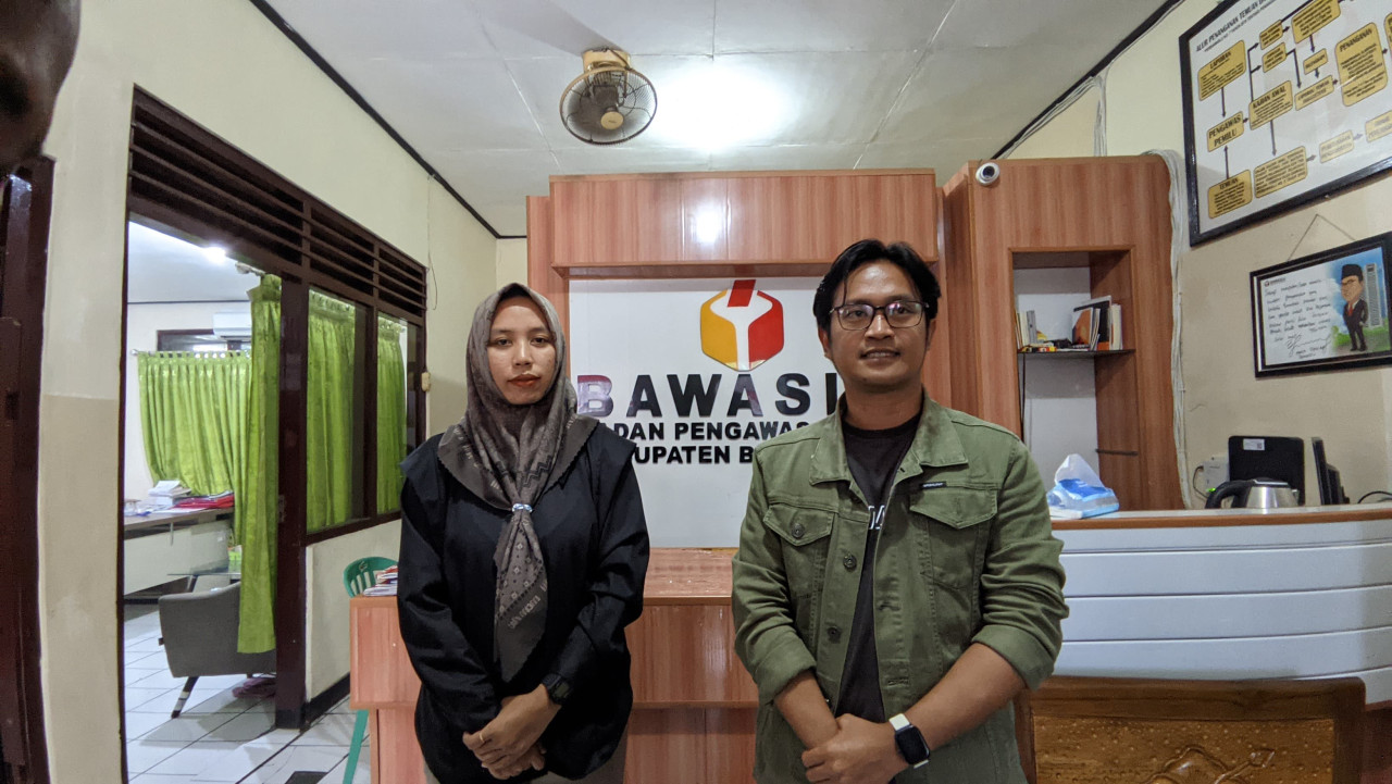Ketua Bawaslu Bojonegoro Handoko Sosro Hadi Wijoyo dan Koordinator Divisi Penanganan Pelanggaran dan Data Informasi Bawaslu Bojonegoro, Weni Andriani saat memberikan keterangan pada awak media (Foto: Rizki for jatimnow.com) 