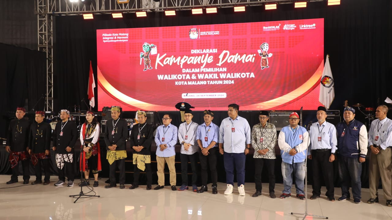 Pj Walikota Malang, Iwan Kurniawan saat foto bersama dalam Deklarasi Kampanye Damai di Gedung MCC Kota Malang. (Foto: Prokopim Pemkot Malang for jatimnow.com)