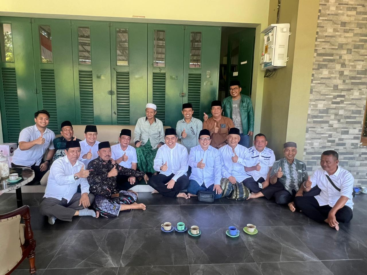 Gus Ali bersama pasangan Mas Iin-Edi Widodo pose dukungan (foto: Munir/jatimnow.com)