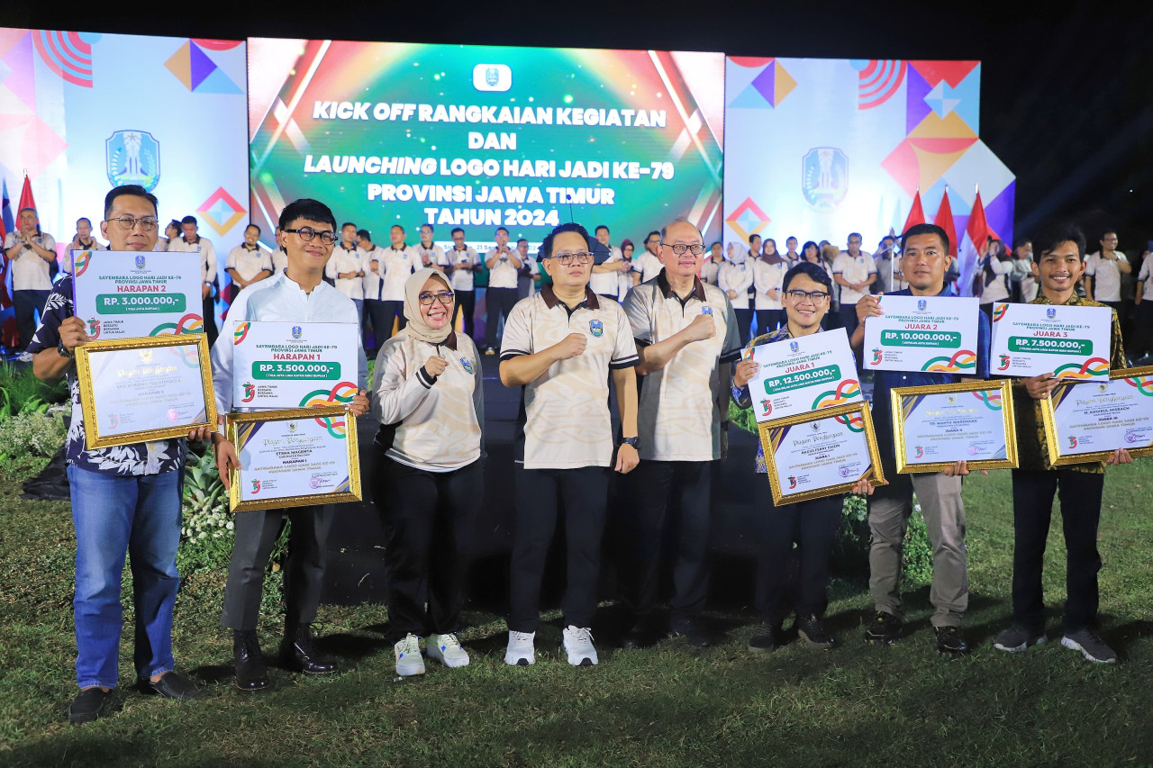 Pj Gubernur Jatim Adhy Karyono bersama para pemenang lomba cipta logo Hari Jadi Jawa Timur ke-79.
