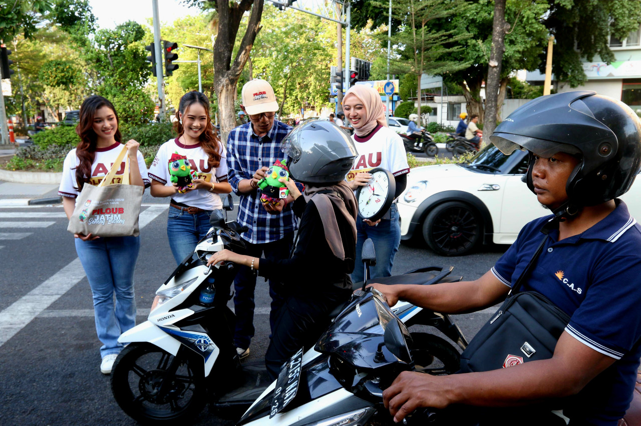 Antusiasme pengguna jalan di Surabaya di temui model cantik (foto: Ni'am Kurniawan/jatimnow.com)