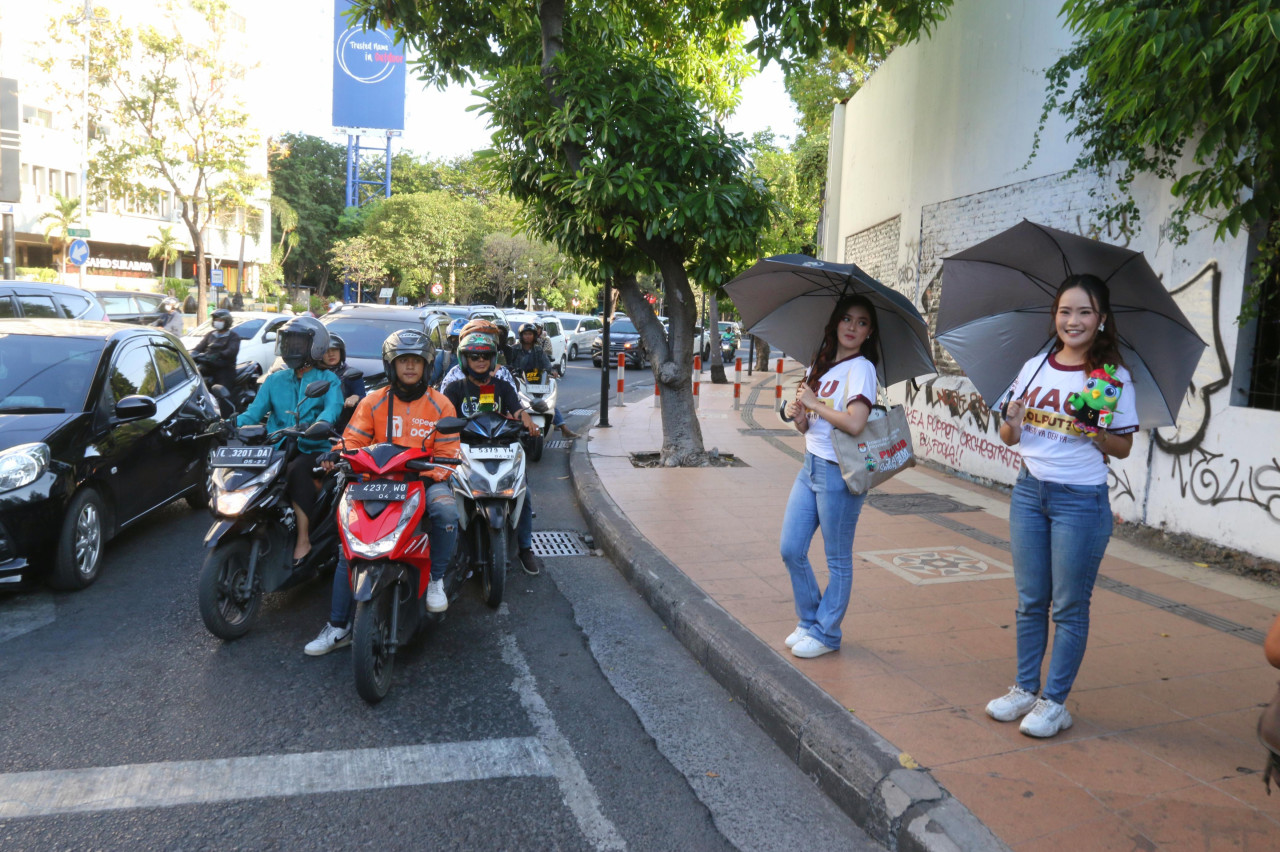 Model cantik di persimpangan jalan Surabaya (foto: Ni'am Kurniawan/jatimnow.com)