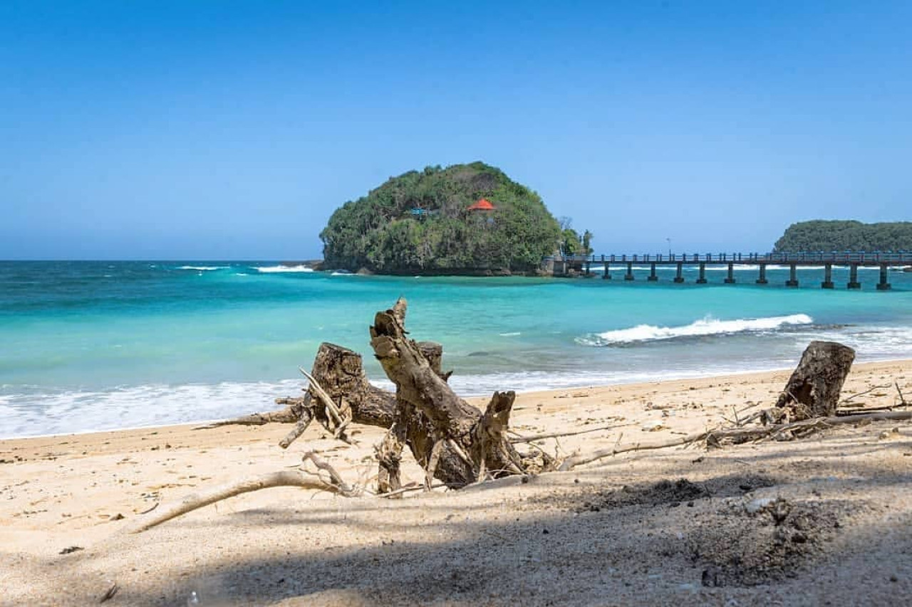 Pantai Balekambang. (Foto: Instagram @pantaibalekambang.id for jatimnow.com) 