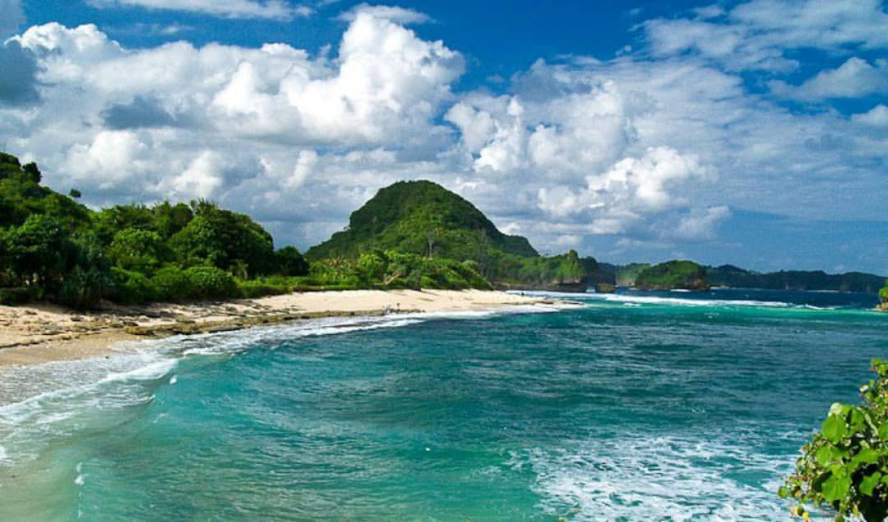 Pantai Goa Cina. (Foto: Instagram @pantaigoacina for jatimnow.com)