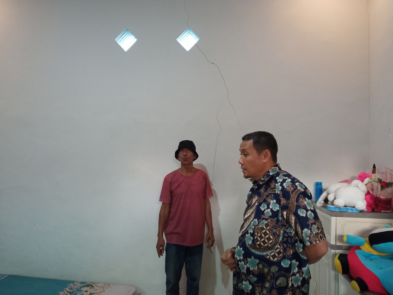 Salam saat menunjukkan rumahnya yang retak (foto: Sugik/jatimnow.com)