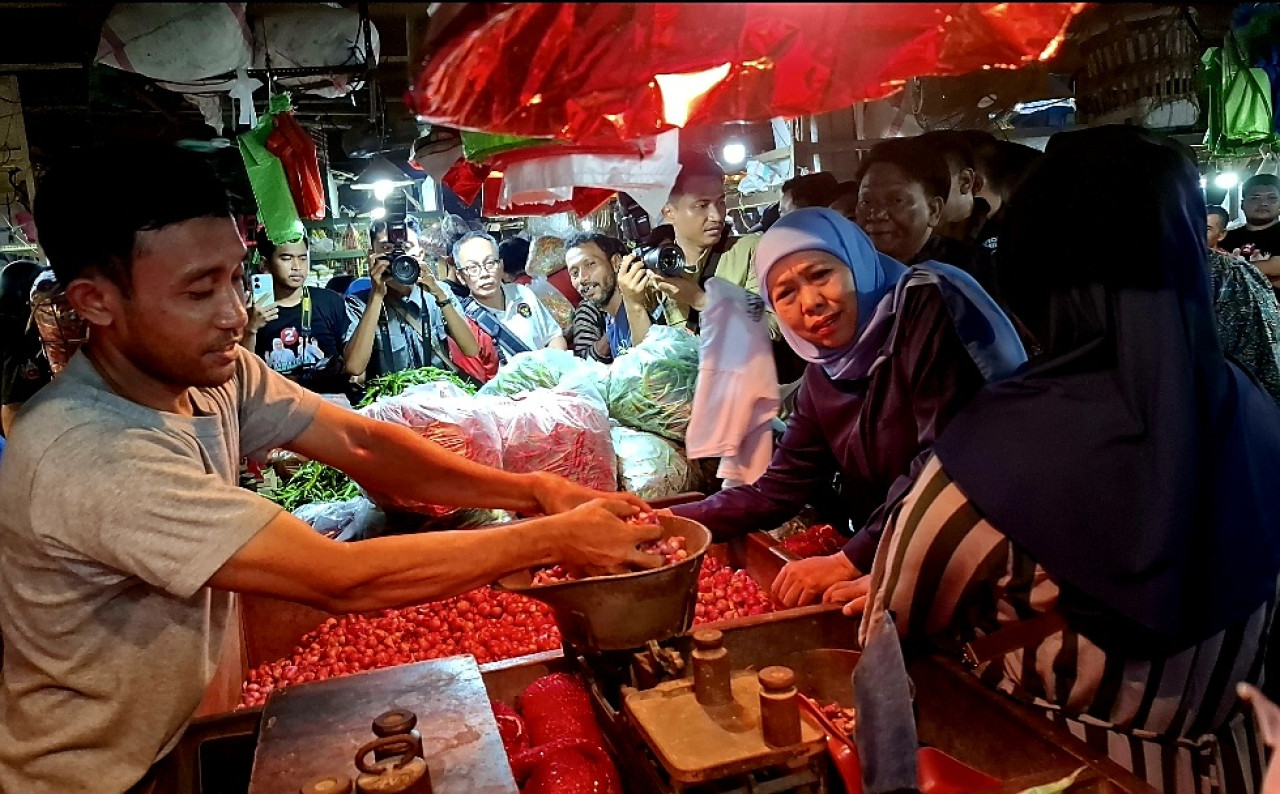 Khofifah saat mengecek stabilitas bahan pokok di Pasar Keputran (foto: Ni'am/jatimnow.com)