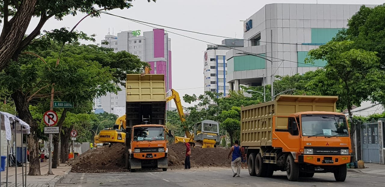Proses perbaikan Jalan Gubeng Surabaya (dok.jatimnow.com)