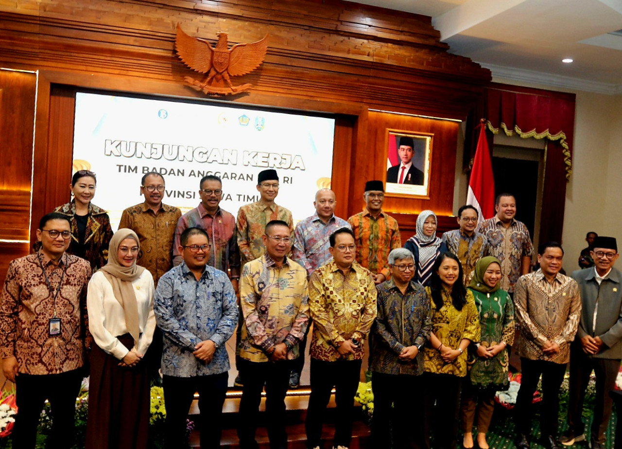 Wihadi berdiri ditengah bersama Adhy Karyono (foto: Ni'am Kurniawan/jatimnow.com)