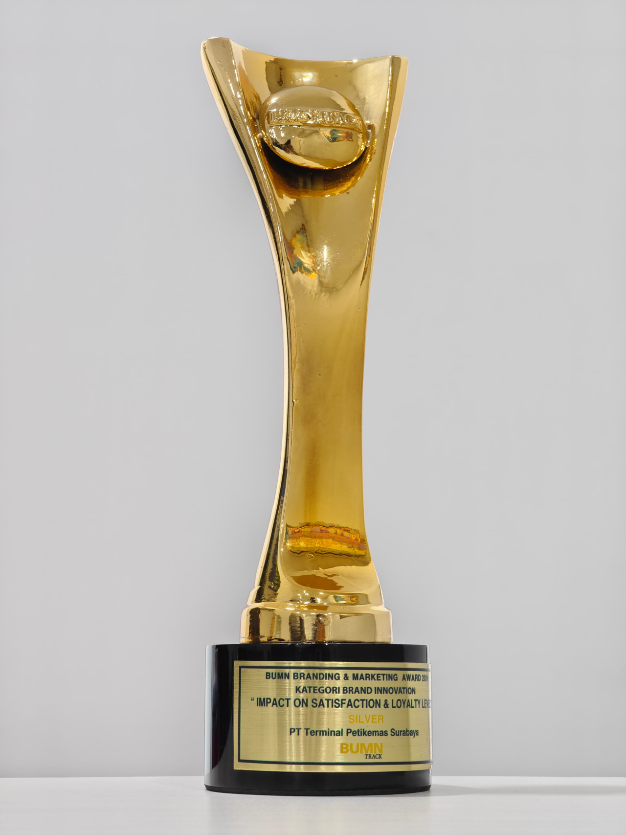 Piala penghargaan yang diterima oleh TPS (Foto: Humas TPS for jatimnow.com) 