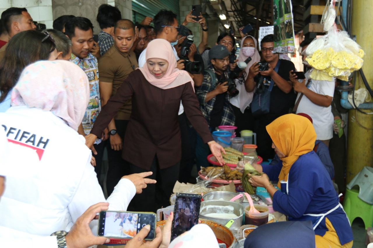 Khofifah saat di Pasar Atok Surabaya.