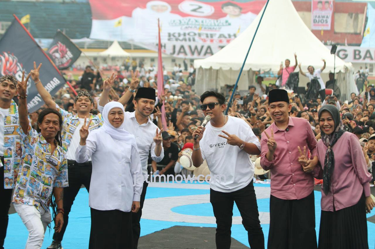 Khofifah-Emil bersama Gus Fawait, Denny Caknan, Percil, dan sejumlah artis (foto: Ni'am Kurniawan/jatimnow.com)
