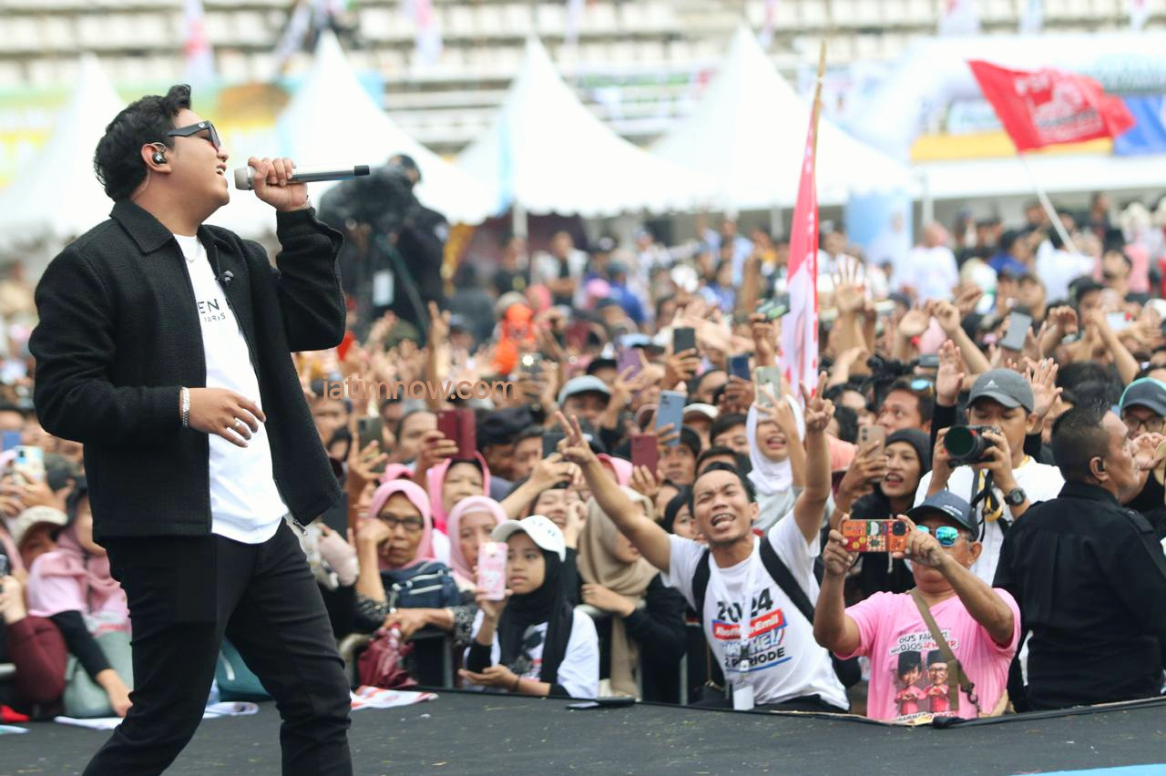 Denny Caknan membius peserta kampanye akbar (foto: Ni'am Kurniawan/jatimnow.com)