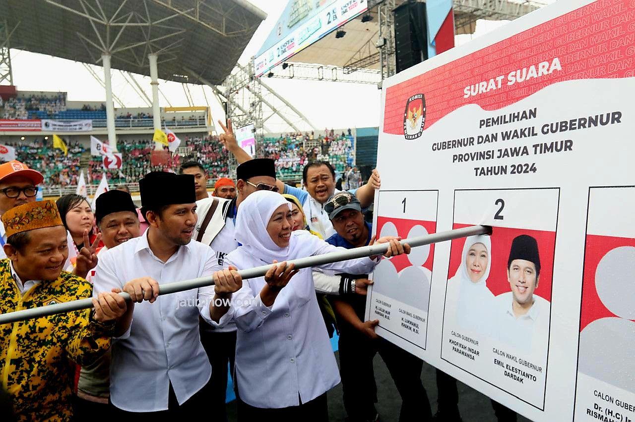 Sarmuji, Khofifah, dan Emil memperagakan coblos nomor dua (foto: Ni'am Kurniawan/jatimnow.com)