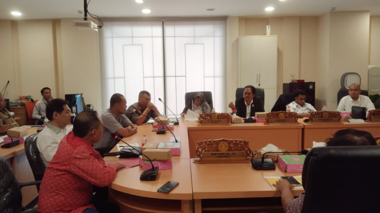 Rapat dengar pendapat Komisi B dan Hiperhu Surabaya (foto: Ni'am/jatimnow.com)