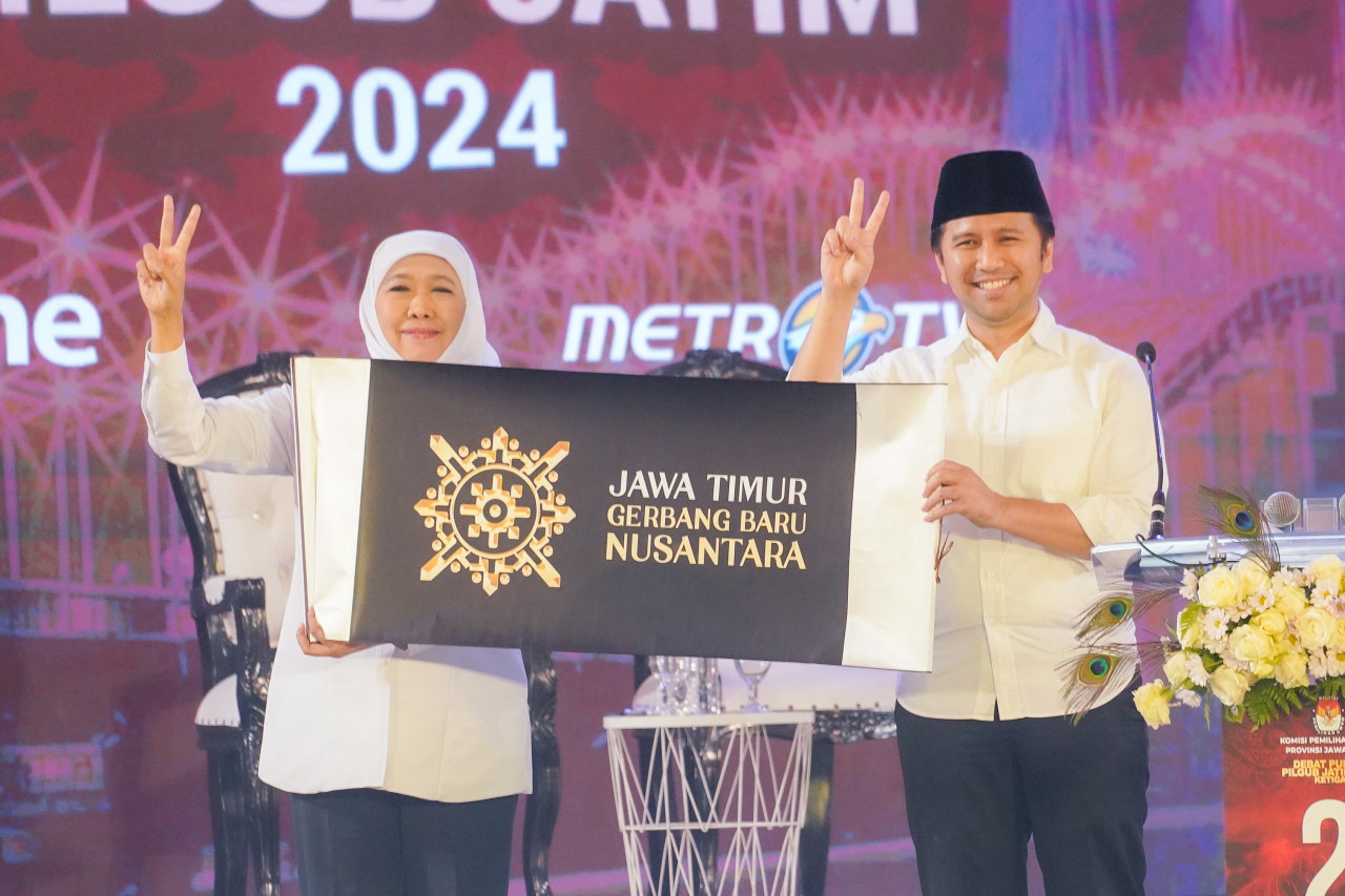 Khofifah-Emil dalam debat ketiga di Surabaya (foto: Tris for jatimnow.com)
