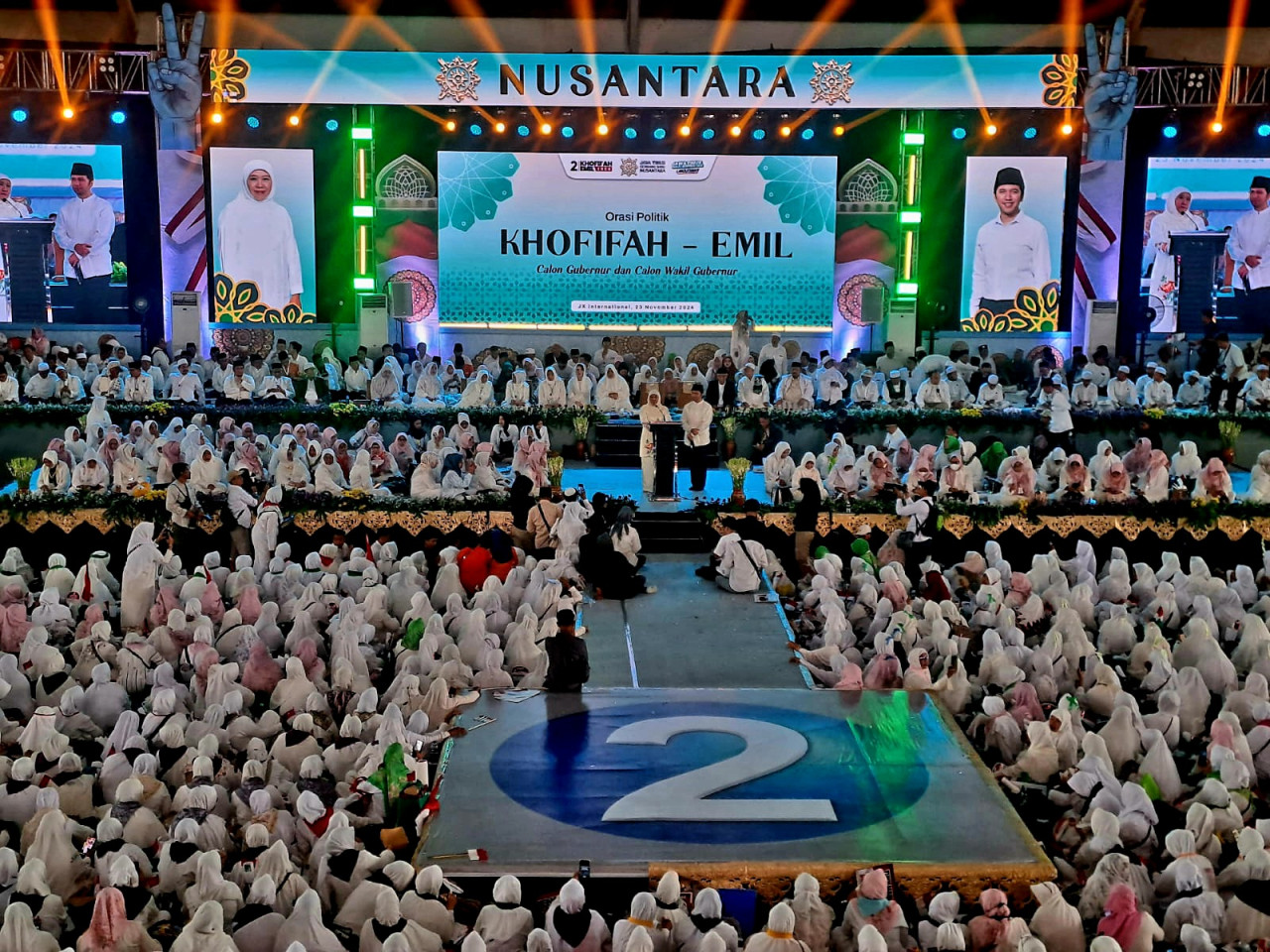 Puluhan ribu relawan Khofifah-Emil larut dalam Kampanye Akbar (foto: Ni'am Kurniawan/jatimnow.com)