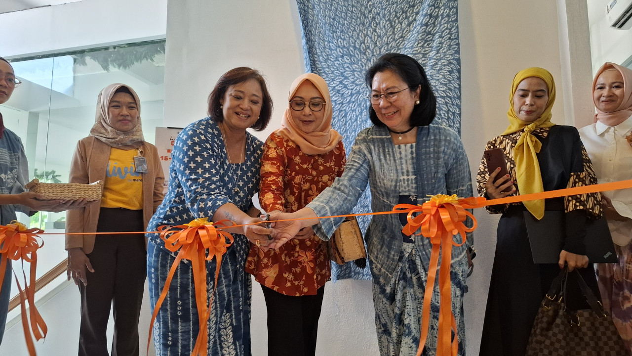 Veni Rosita (tiga dari kiri) saat membuka Kayoon Craft Market (foto: Ni'am Kurniawan/jatimnow.com)