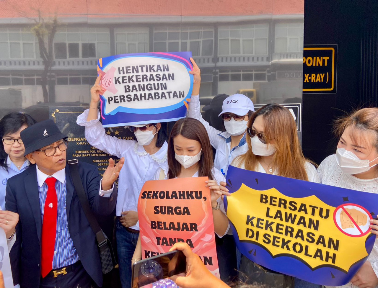 Laporan SMA Gloria 2 Surabaya bersama Wali Murid ke Polrestabes (foto: Bintang for jatimnow.com)