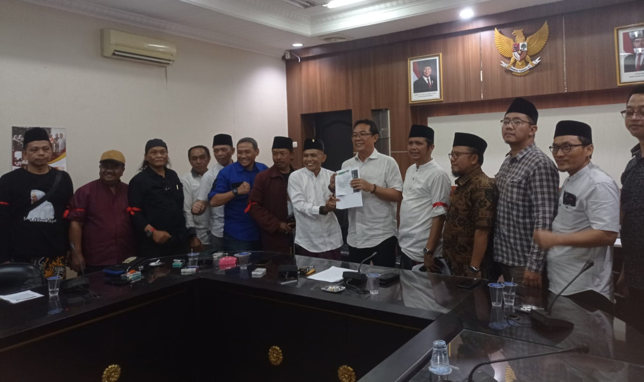 Pansus Pilkada Jember menerima perwakilan unjuk rasa.