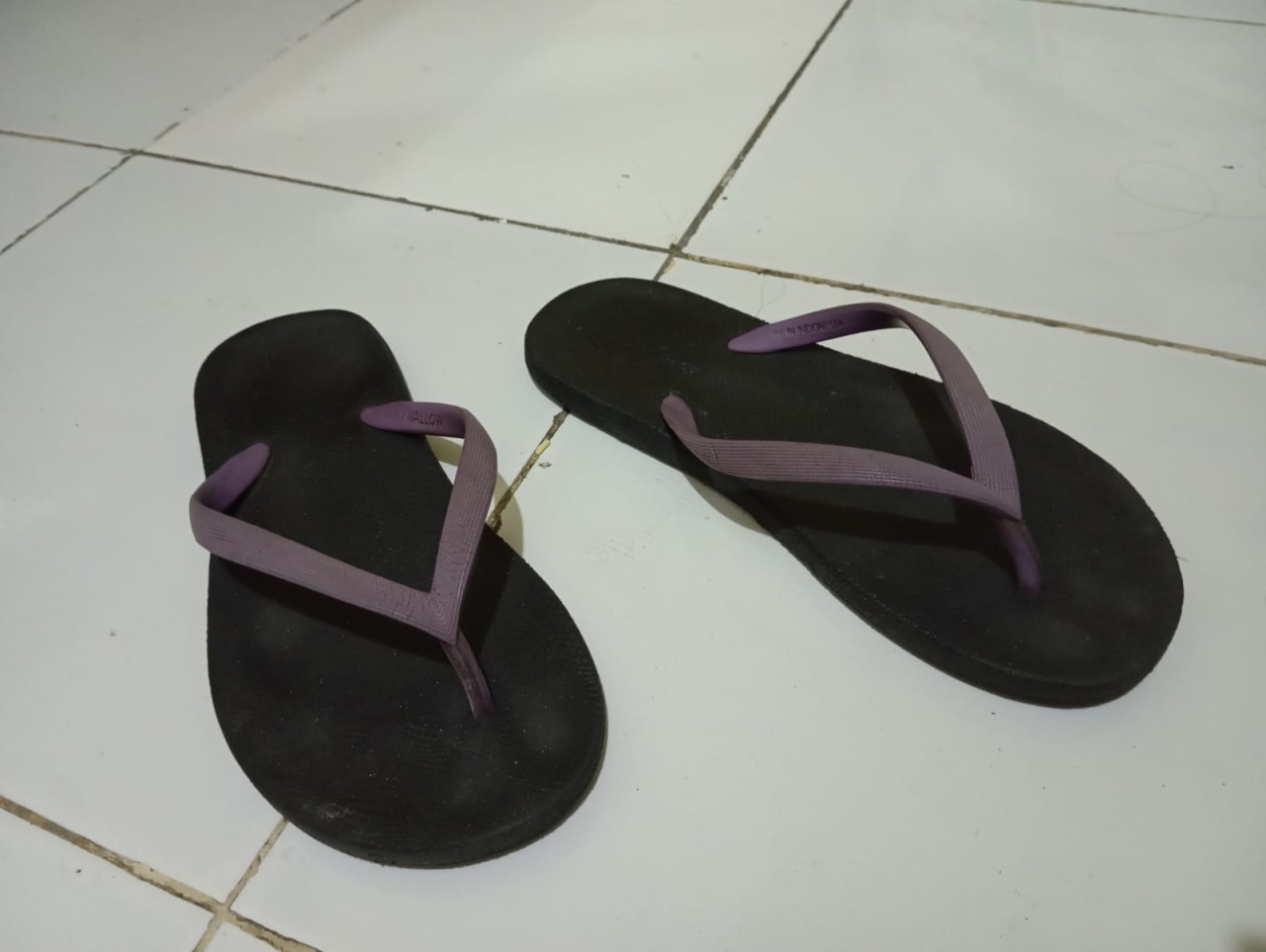 Sandal jepit. (Foto: Endang Pergiwati/jatimnow.com) 