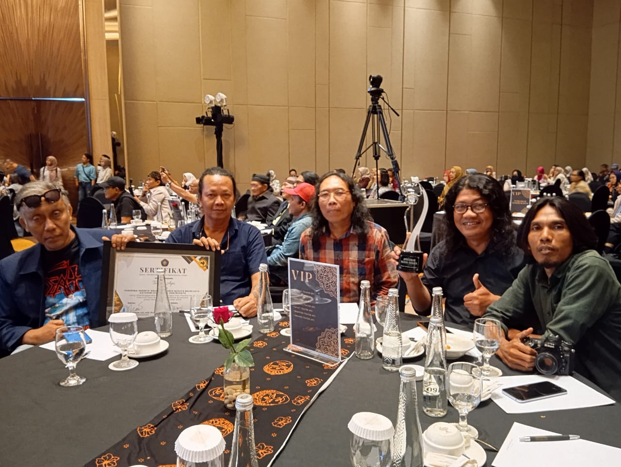 Beberapa personel Teater Api Indonesia saat menghadiri Anugerah Sabda Budaya 2024 di Universitas Brawijaya Malang. (Foto: Endang Pergiwati/jatimnow.com)