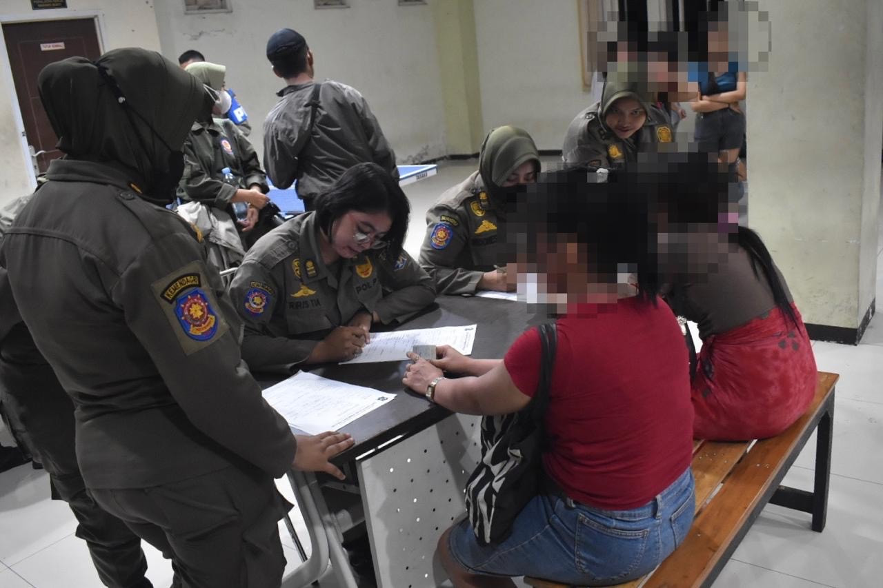 Pendataan pramusaji warkop Jembatan Suramadu (foto: Satpol PP Surabaya for jatimnow.com)