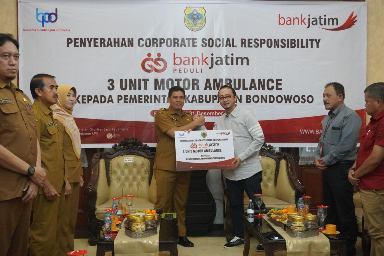 Bank Jatim menyerahkan CSR ke Pemkab Bondowoso (foto: Bank Jatim for jatimnow.com)