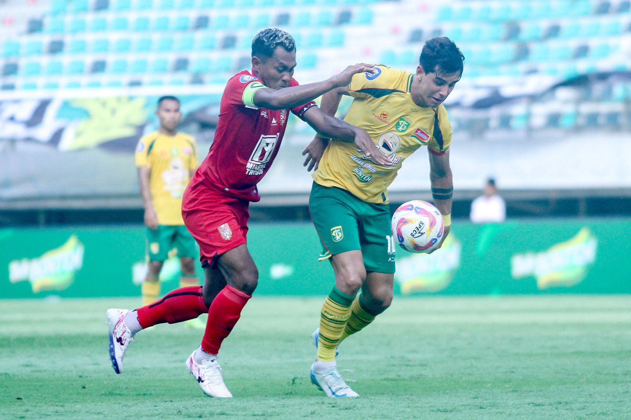Kapten tim Persebaya Bruno Moreira (kanan) adu skill dengan kapten tim Malut United  Safrudin Tahar