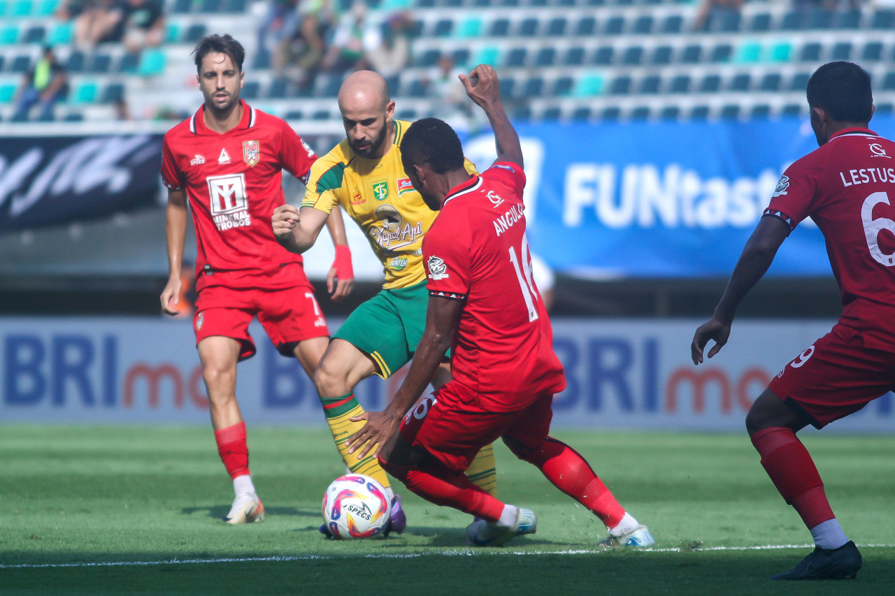 Muhammed Rashid dihadang pemain Malut United Wbeymar Angulo Mosquera