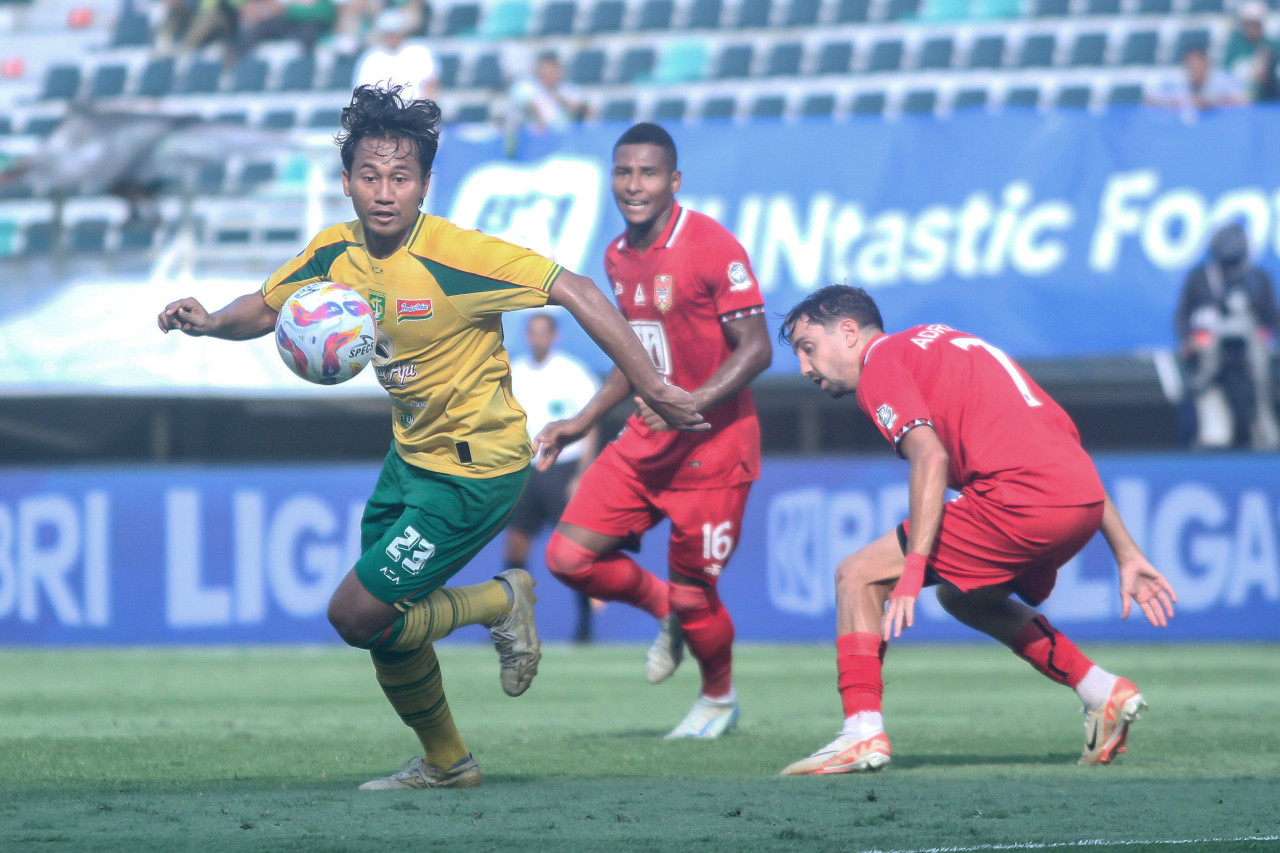 Kadek Raditya Maheswara berhasil mengecoh pemain asing Malut United Adriano Duarte Castanheira