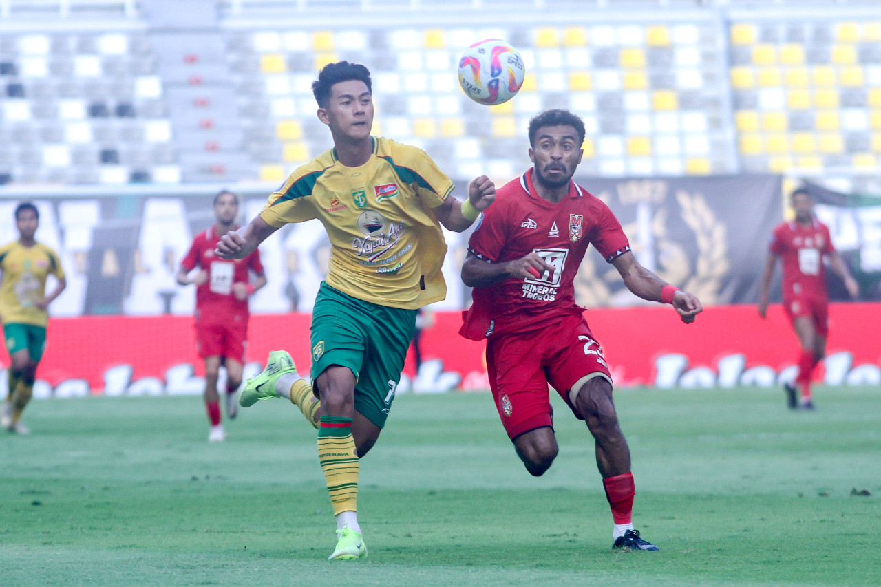 Penyerang sayap Persebaya Malik Risaldi beradu cepat dengan Pemain Malut United Yance Sayuri