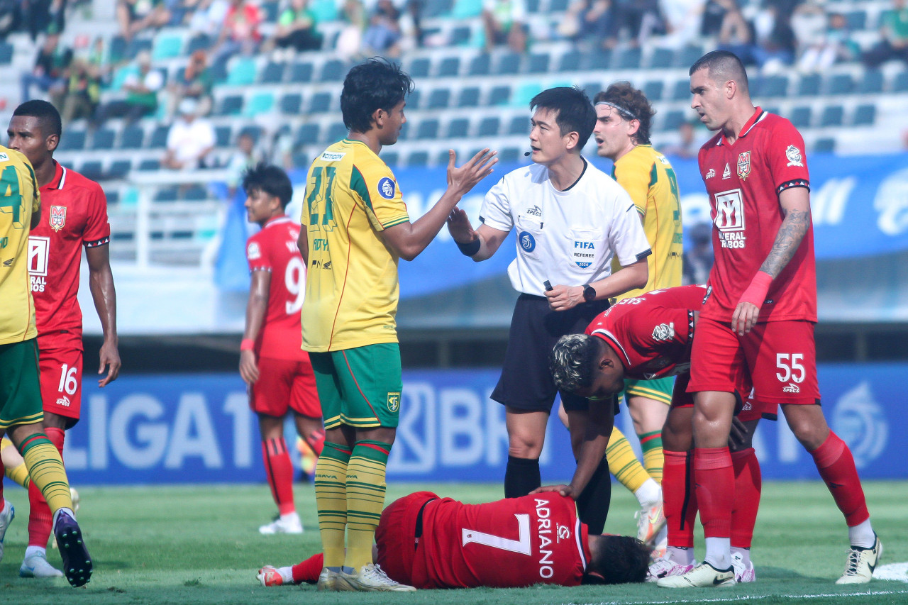 Wasit asal Korea Selatan Ko Hyungjin saat memimpin pertandingan Persebaya vs Malut United di Stadion Gelora Bung Tomo Surabaya, Jumat (17/1/2025).