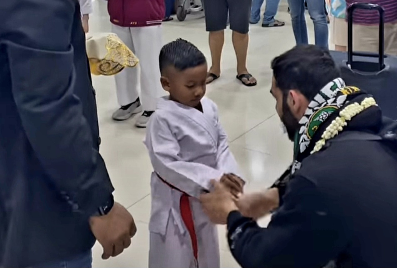 Maheswara Argani Guntur Muryad saat menyambut Luigi Busa di Bandara Juanda (foto: Tangakapan Layar instagram Luigi Busa)