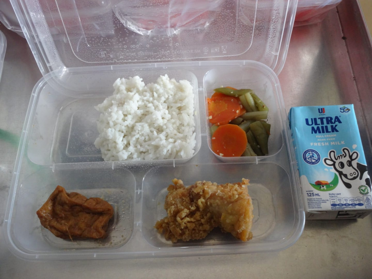 Menu MBG hari pertama di Ponpes Al-Azhar Tulungagung (foto: Bramanta Pamungkas/jatimnow.com)