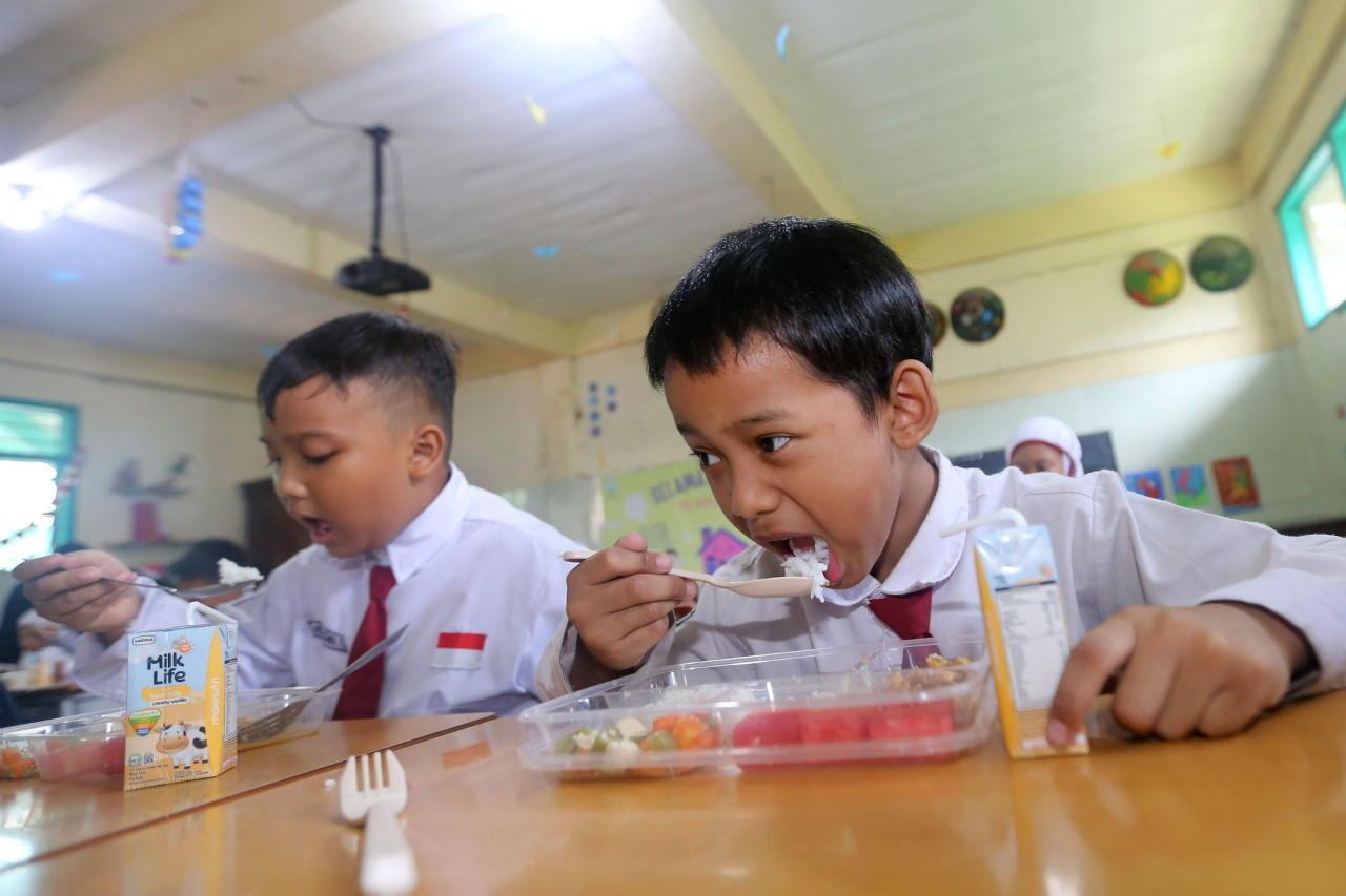 Anak-anak SD Surabaya bersantap makan siang gratis (foto: Humas Pemkot Surabaya for jatimnow.com)