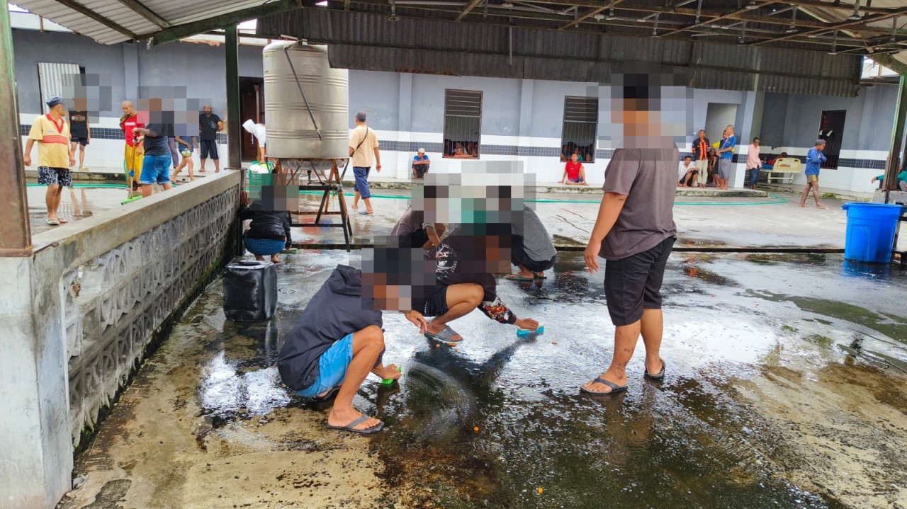Puluhan pemuda jalan sanksi sosial di Liponsos Surabaya (foto: Satpol PP Surabaya for jatimnow.com)