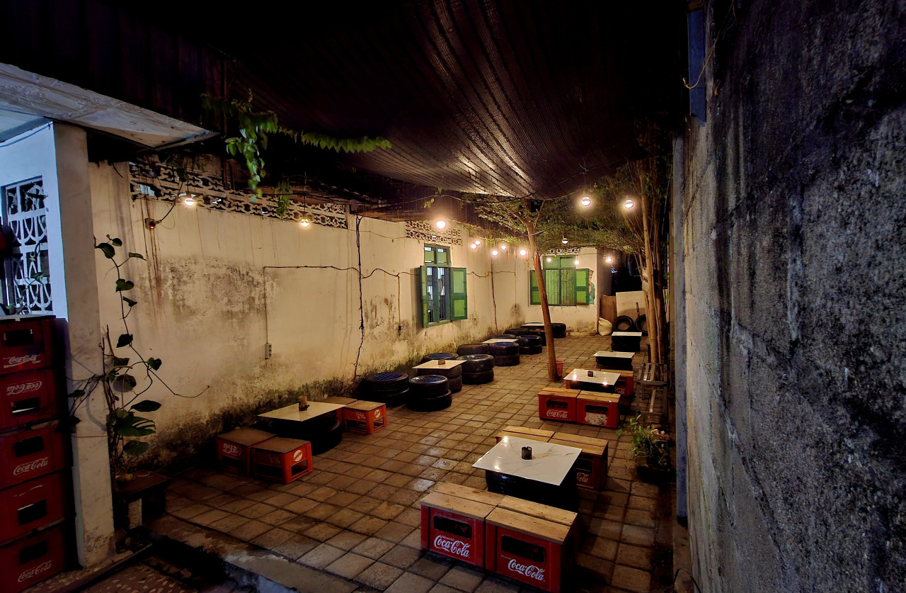 Properti area outdoor berbahan ban bekas dan krat minuman, lengkap dengan hiasan lampu dan tanaman (foto: zaqi for jatimnow.com)