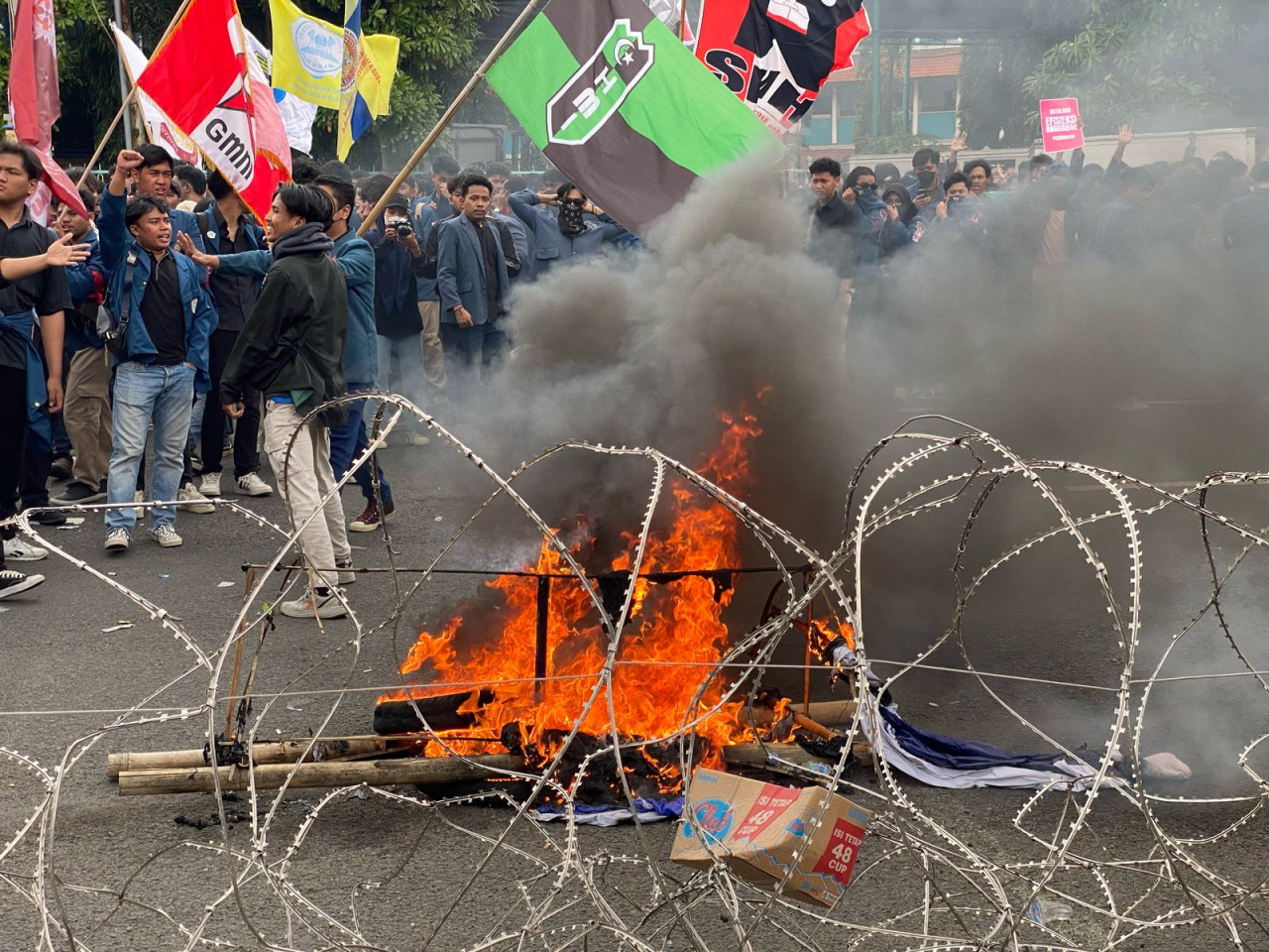 Mahasiswa sempat menyalakan api saat aksi demo (foto: Dini for jatimnow.com)