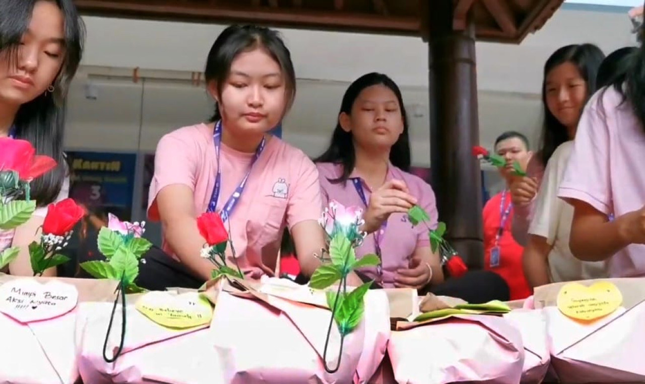 Para siswa saat mempersiapkan Nasbucin untuk dibagikan. (Foto: Ahaddiini HM/jatimnow.com)