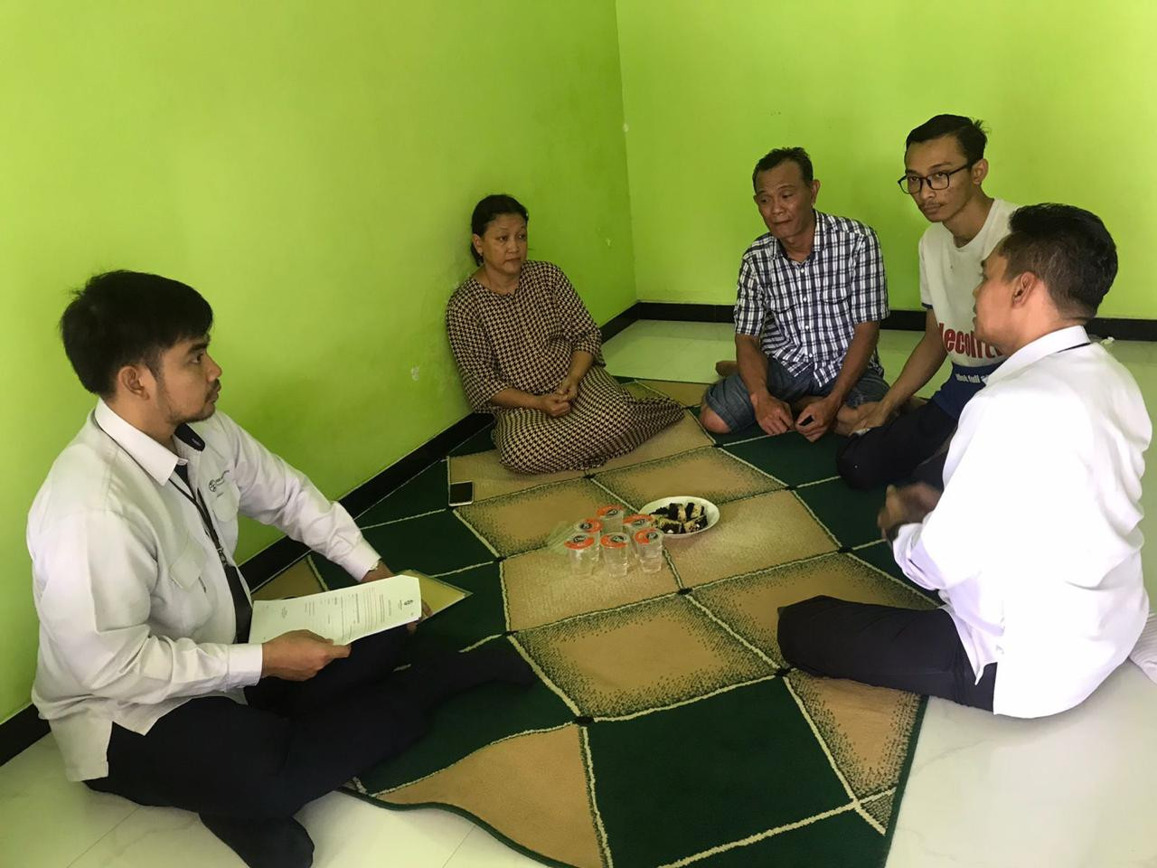 Pemberian santunan untuk salah satu keluarga korban. (Foto: dok. PT Jasaraharja Putera for jatimnow.com)    