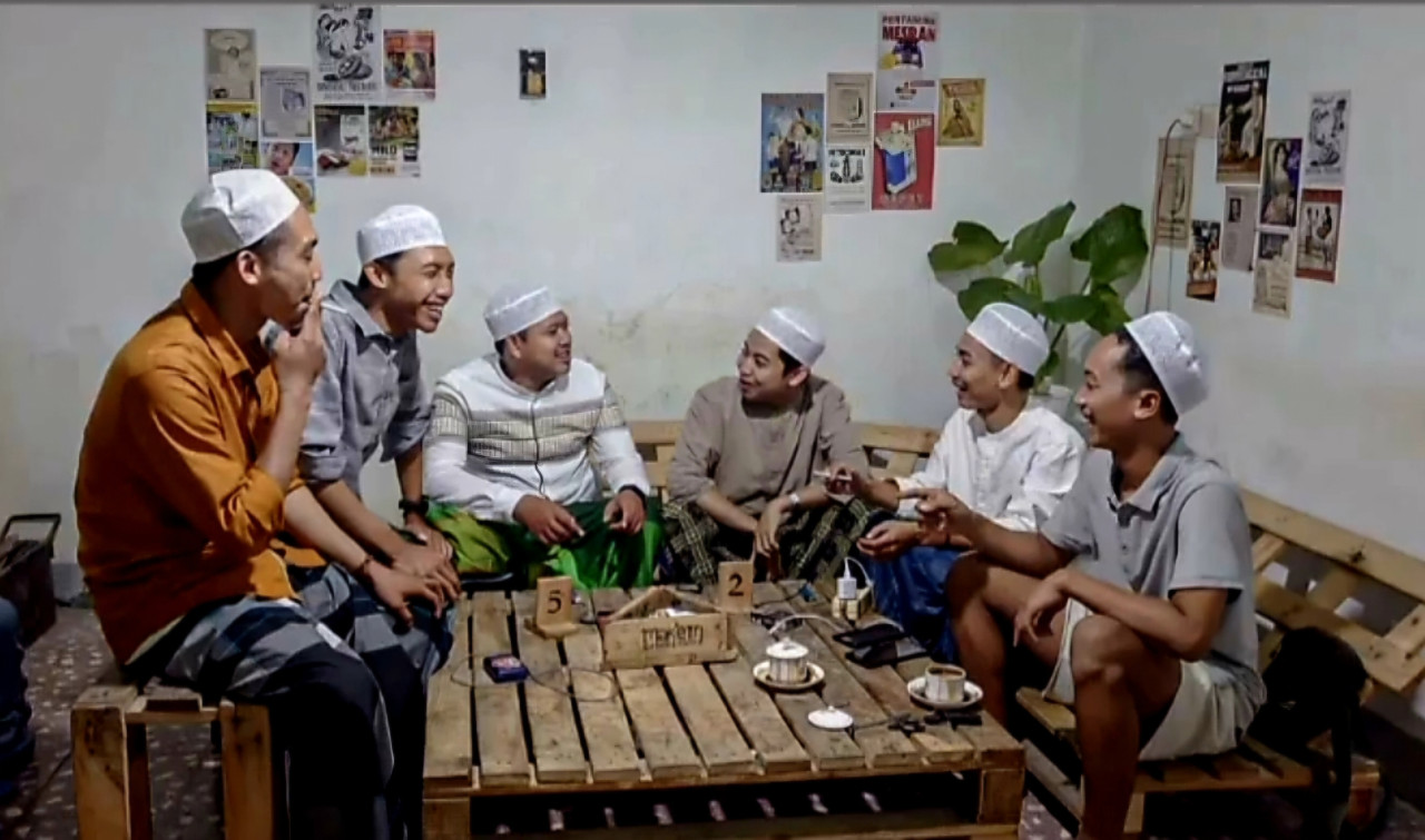 Keseruan pengunjung menikmati suasana retro di Kedai Nostalgia (foto: zaqi for jatimnow.com)