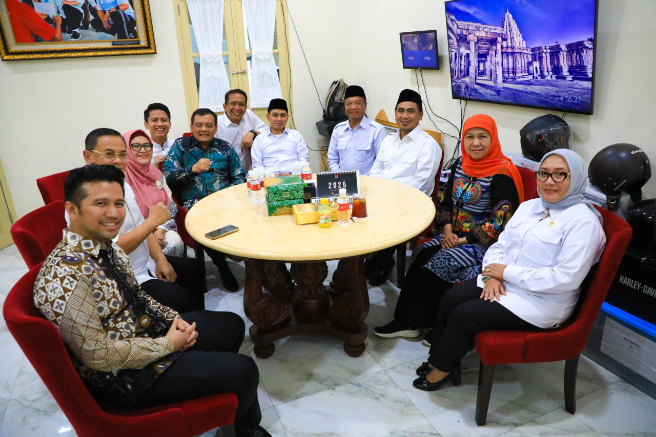 Khofifah bersama gubernur Jateng, menteri, dan sederet kepala daerah di Jatim (foto: Humas Pemprov Jatim for jatimnow.com)