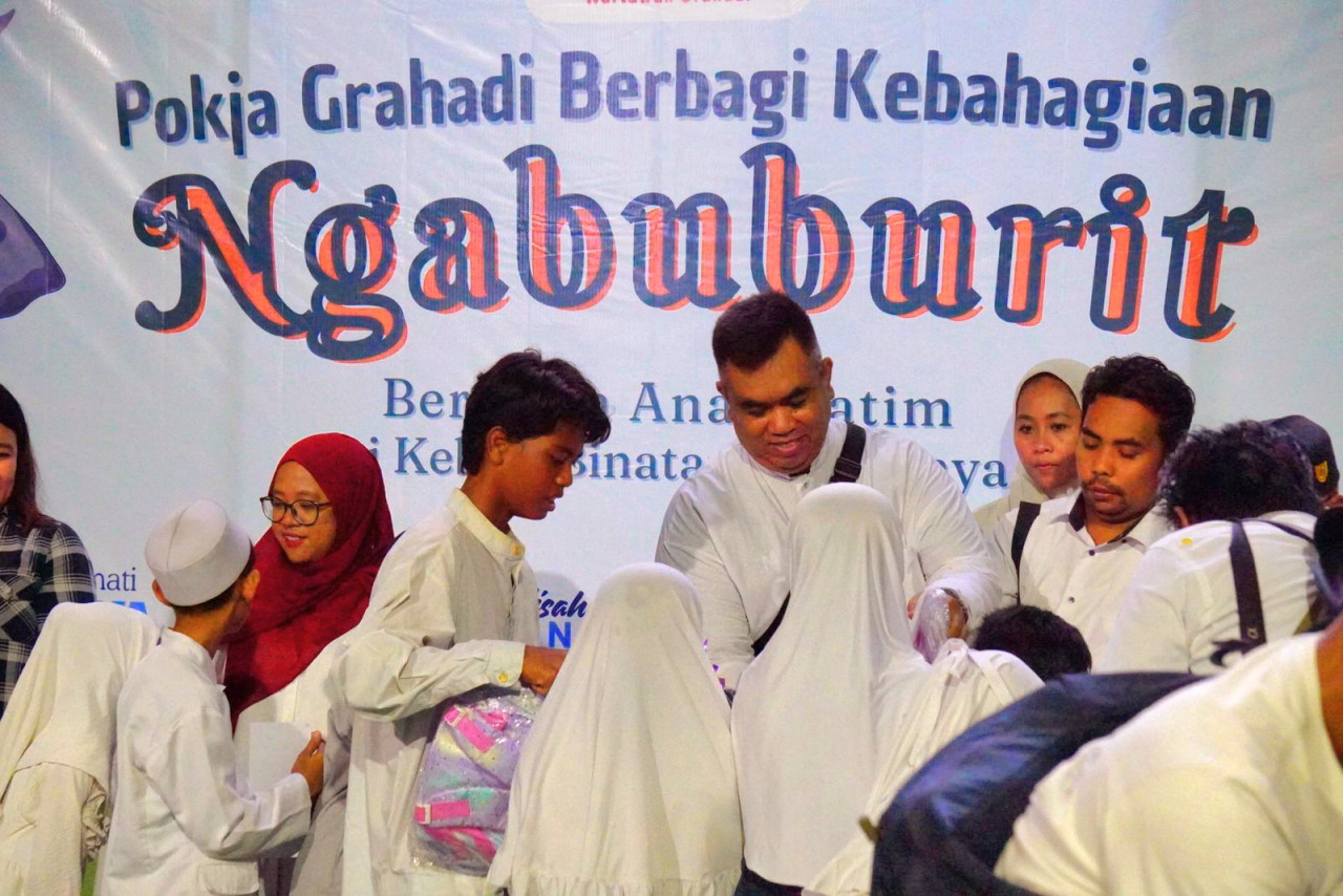 Santunan kepada Anak Yatim usai ngabuburit di KBS (foto: Ridoi for jatimnow.com)