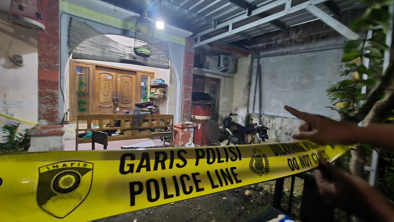 Garis melintang mengelilingi rumah produksi senjata api ilegal (foto: Ni'am Kurniawan/jatimnow.com)