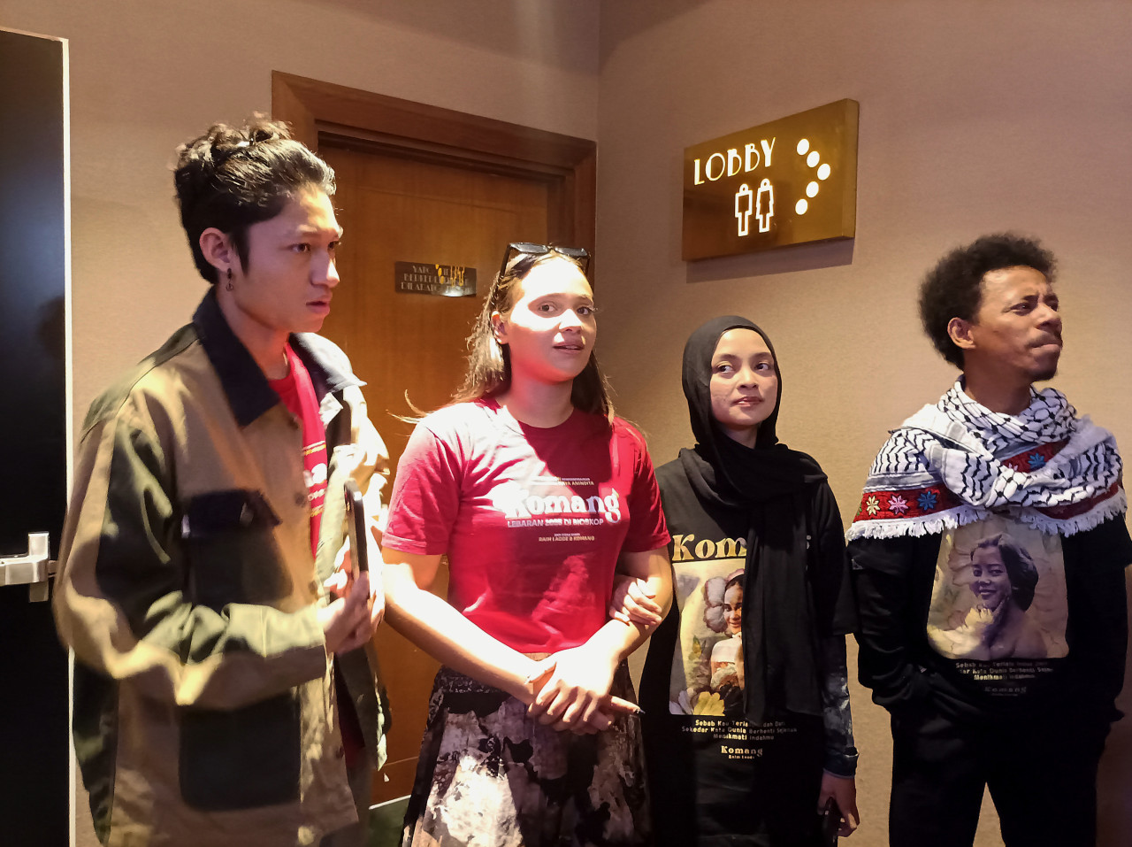 Para pemeran film Komang dari kiri ke kanan, Kiesha Alvaro, Aurora Ribero, dan Neneng Wulandari, serta tokoh asli dalam film ini Raim Laode, saat doorstop dengan wartawan di XXI Gressmall Gresik. (Foto: Sahlul Fahmi/Jatimnoe.com)