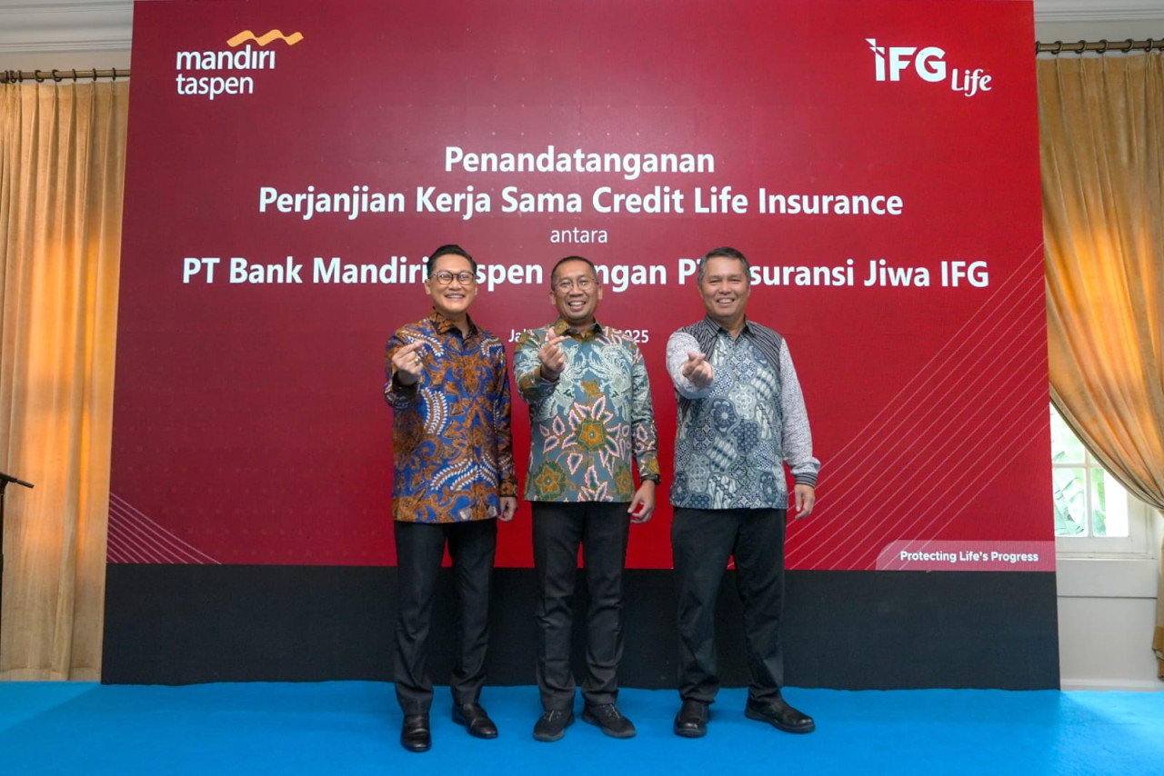 Dari kiri ke kanan : Direktur Bisnis Korporasi PT Asuransi Jiwa IFG, Bugi Riagandhy, Direktur Utama PT Asuransi Jiwa IFG, Budi Tua Tampubolon, Direktur Finance, Risk & Operations Bank Mandiri Taspen, Putu Apriyanto