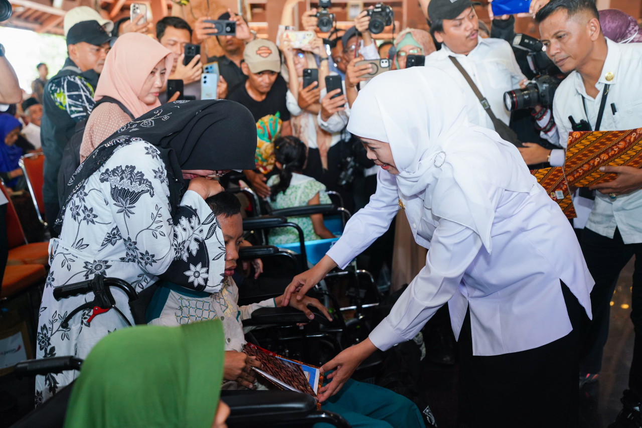 Tangis haru penerima Bansos dan BKK di Ponorogo