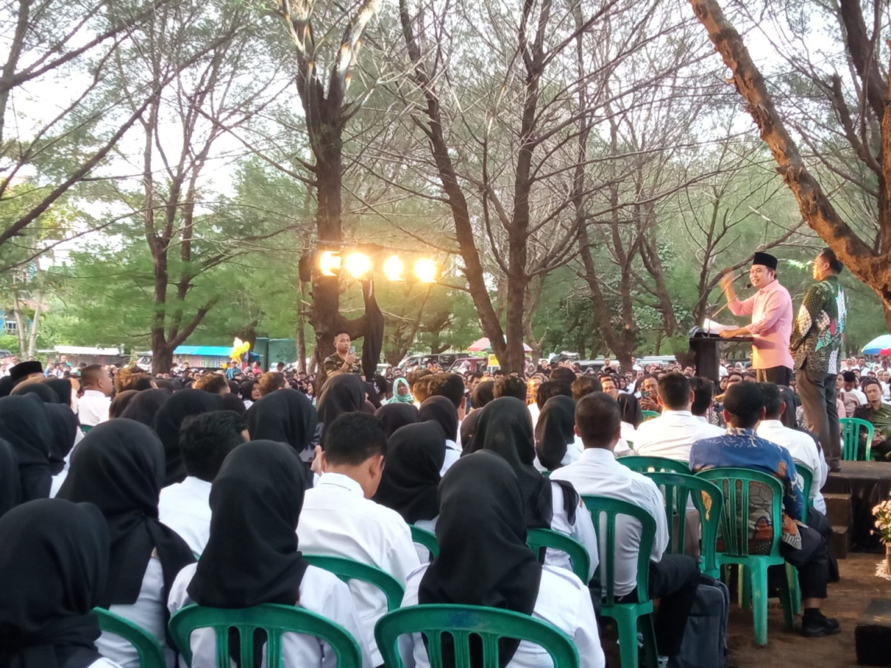 Pantai Watu Ulo jadi saksi PPPK Jember yerima SK pertama pengangkatan (foto: Sugianto/jatimnow.com)